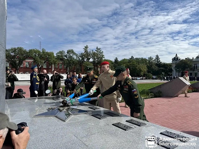 Олег Имамеев: «Теперь символ памяти о наших героях будет гореть непрерывно». В Благовещенске зажгли Вечный огонь на площади Победы