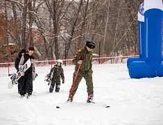 В Благовещенске прошло первенство города по горным лыжам и сноуборду, посвящённое памяти выпускника ДВОКУ, Героя России Ковтуна Андрея