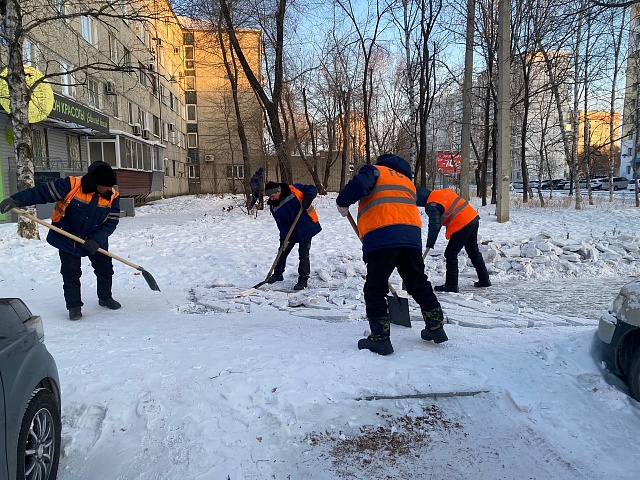 Рабочие ГСТК чистят тротуары по Ленина, Горького и Зейской 