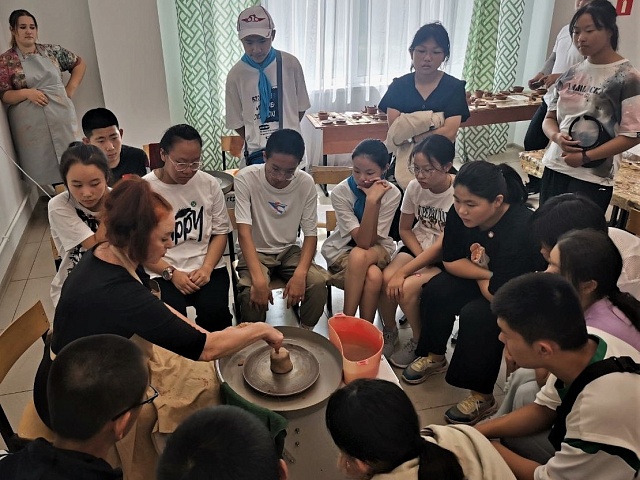 Китайских ребят познакомили с гончарным искусством и научили водить русский хоровод на международной смене в благовещенском лагере имени Гагарина