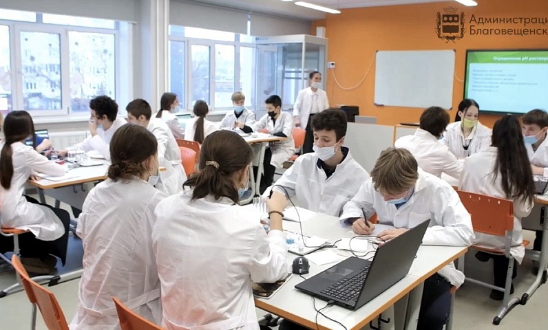 Почти 3000 благовещенских школьников улучшают свои знания благодаря кванториумам
