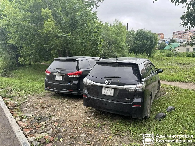 В Благовещенске продолжают штрафовать автомобили, припаркованные на газонах