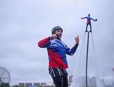 Впервые в Благовещенске гидрошоу на набережной озарил салют