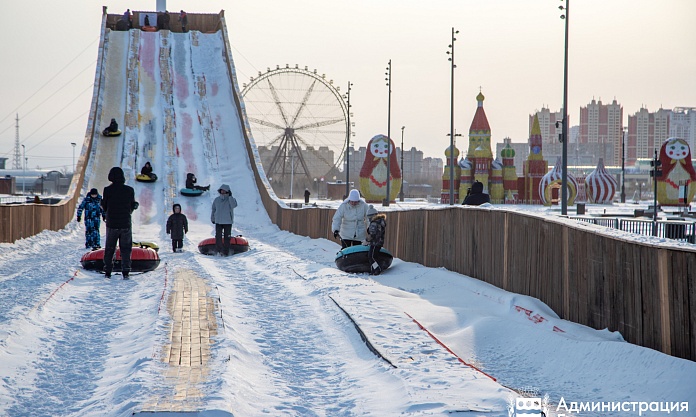 В Благовещенске демонтируют новогодние украшения и тюбинговую горку