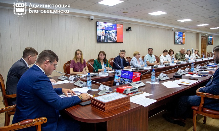 «Цветы на воде», «Автобус Победы» и экосистема развития: Благовещенск поделился опытом патриотического воспитания с Москвой