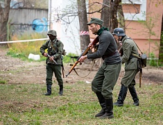 Реконструкцию боя Великой Отечественной войны показали гостям Городского парка в День Победы