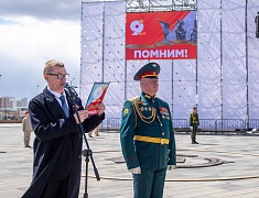 Копию Знамени Победы подняли на флагшток в Благовещенске в преддверии 9 Мая