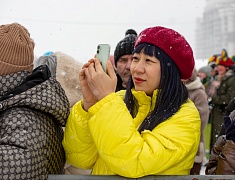 На площади Ленина и набережной Амура прошли народные гуляния в честь масленицы