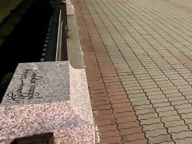 Решил оставить след в истории: житель Благовещенска исписал парапет на набережной