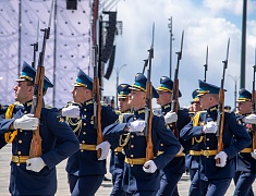 Копию Знамени Победы подняли на флагшток в Благовещенске в преддверии 9 Мая
