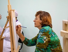 В Амурском медколледже прошел мастер-класс по рисованию для участников проекта «Целебная магия цвета»