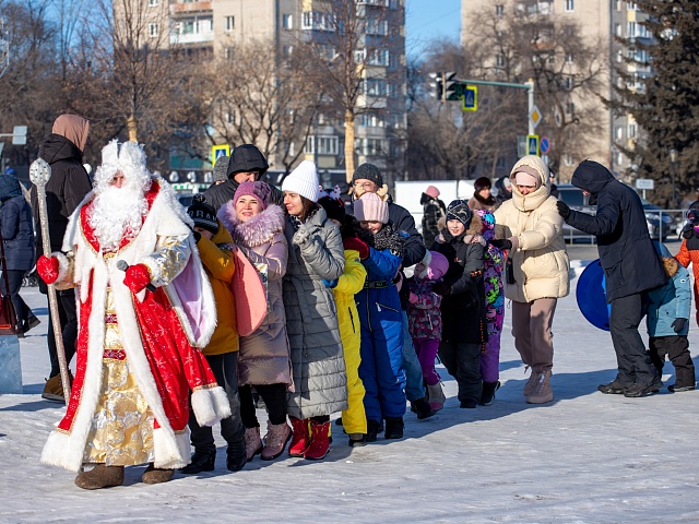 На площади Ленина для детей провели праздник со сказочными персонажами
