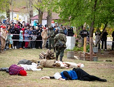 Реконструкцию боя Великой Отечественной войны показали гостям Городского парка в День Победы