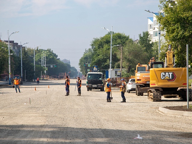 Городские власти проконтролировали ход ремонта Театральной в Благовещенске