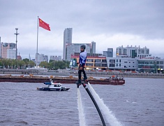 Впервые в Благовещенске гидрошоу на набережной озарил салют