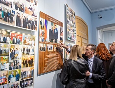 В Благовещенске открылась выставка к 70-летию Александра Тихомирова