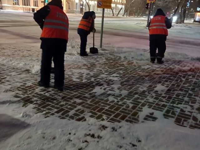 В Благовещенске ГСТК очищает дороги от выпавшего снега