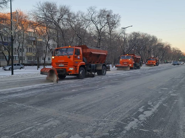 Спецтехника борется с последствиями ноябрьского снегопада  