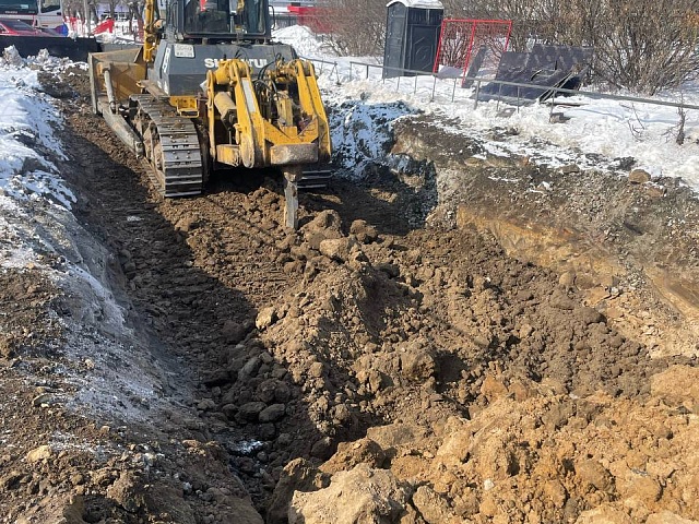 На улице Красноармейской готовят котлован для замены водопровода