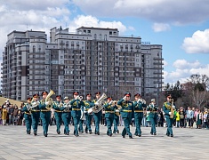 Копию Знамени Победы подняли на флагшток в Благовещенске в преддверии 9 Мая