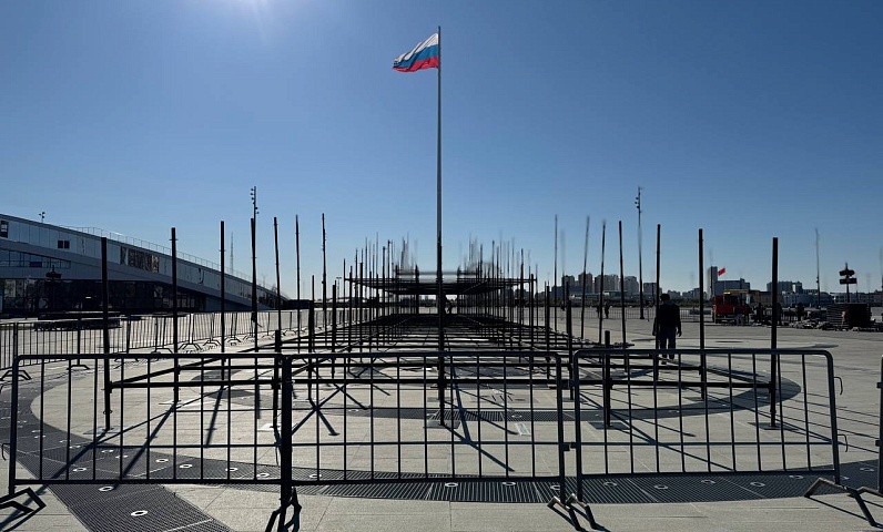На площади Ленина начался монтаж нового для города зимнего аттракциона — тюбинговой горки 