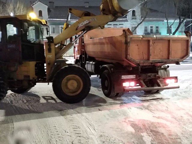 Рабочие ГСТК очищают дороги и тротуары от снега и наледи