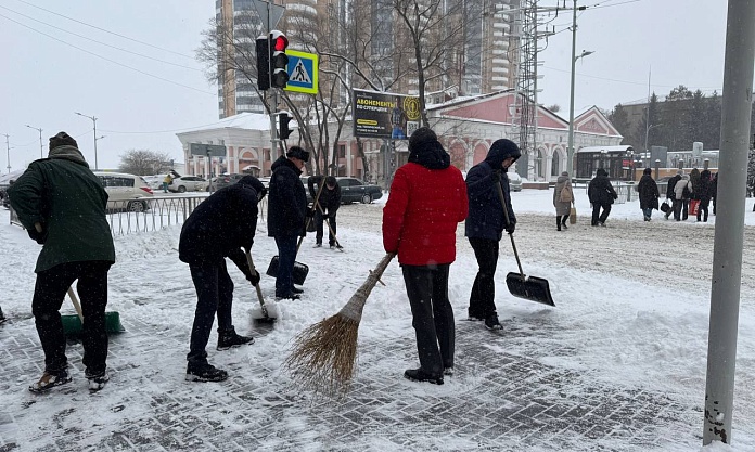 Автобусные остановки и подходы к пешеходным переходам помогают очищать сотрудники городской администрации