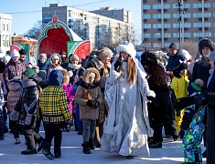 На площади Ленина для детей провели праздник со сказочными персонажами