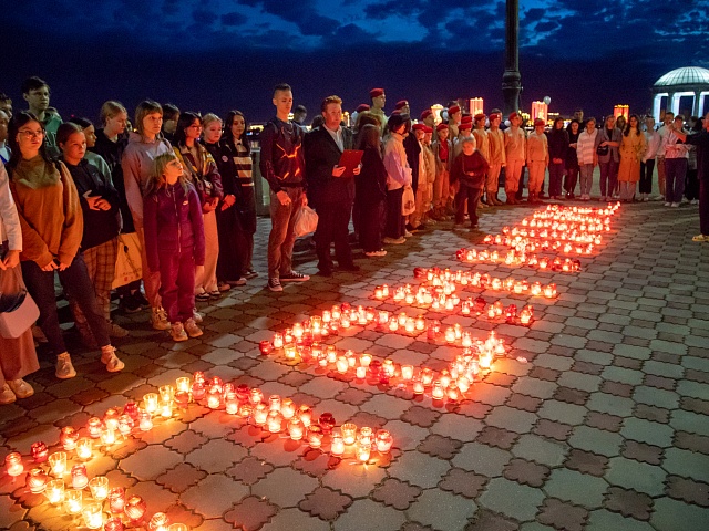Более 400 благовещенцев на набережной Амура зажгли свечи в память о жертвах всех терактов 