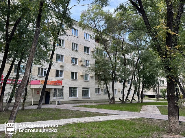 Многоэтажку на Калинина, 88 в Благовещенске «переодели» в оттенки бежевого Многоэтажку на Калинина, 88 в Благовещенске «переодели» в оттенки бежевого