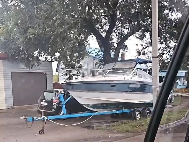 Необычный нарушитель в Благовещенске: мужчина решил припарковать на городском газоне лодку Необычный нарушитель в Благовещенске: мужчина решил припарковать на городском газоне лодку