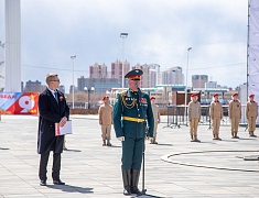 Копию Знамени Победы подняли на флагшток в Благовещенске в преддверии 9 Мая