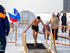 В Благовещенске в купель на Амуре в Крещение окунулись больше двух тысяч человек