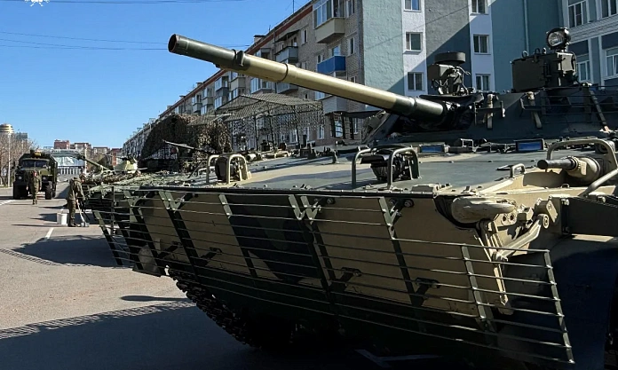 Музей под открытым небом: выставка военной техники в центре города 
