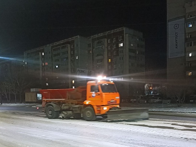 ГСТК очищает дороги Благовещенска от снежного наката 