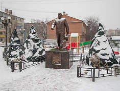 В День Героев России мэр Олег Имамеев и городские депутаты возложили цветы к памятнику Юрию Кузнецова
