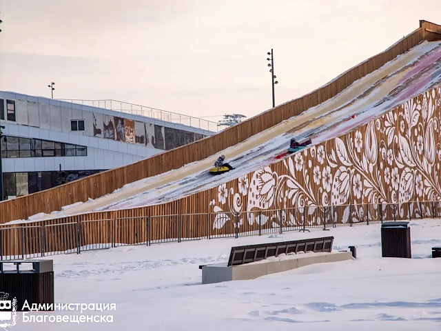 В Благовещенске разбирают тюбинговую горку