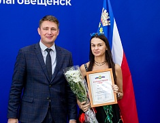 В Благовещенске работников торговли отметили Почетными грамотами