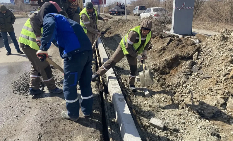 Ремонт Студенческой по президентскому нацпроекту идет в графике — дорожники монтируют бордюрные камни и укладывают кабельную канализацию 