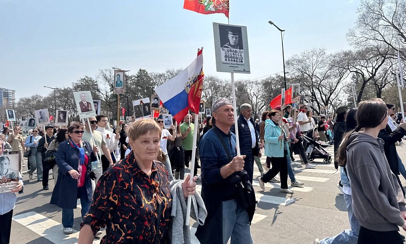 Тысячи горожан пронесли портреты героев Великой Отечественной войны по главной улице Благовещенска