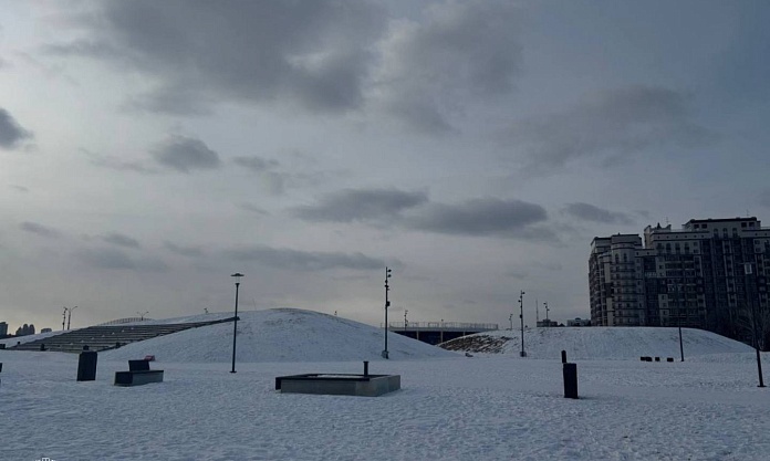 Безопасность превыше всего: в Благовещенске принимают усиленные меры для того, чтобы люди не катались с холмов на набережной