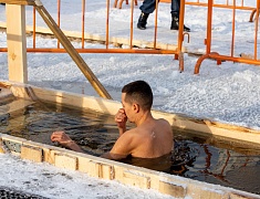 В Благовещенске в купель на Амуре в Крещение окунулись больше двух тысяч человек