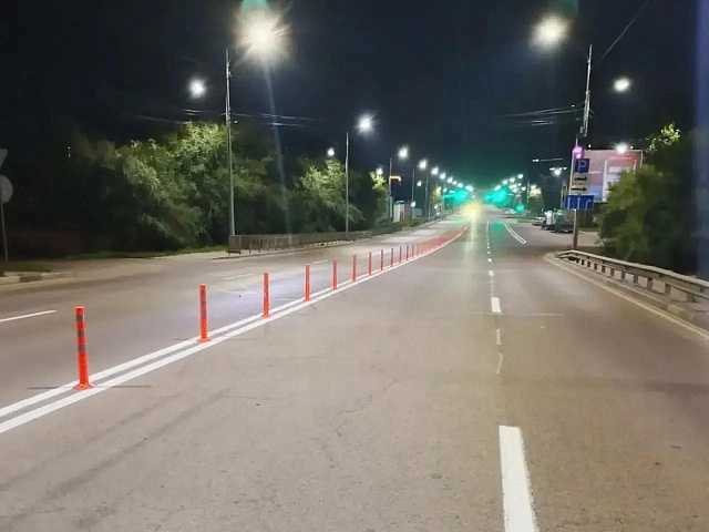 В Благовещенске на улице Театральной обновили разметку и установили сигнальные столбики