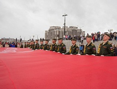 В честь Дня Победы в Благовещенске развернули знамя Победы