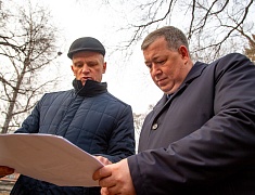 Мэр Благовещенска Олег Имамеев провел выездное совещание по благоустройству сквера водников