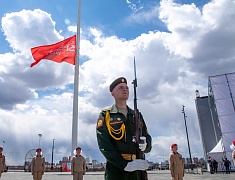 Копию Знамени Победы подняли на флагшток в Благовещенске в преддверии 9 Мая
