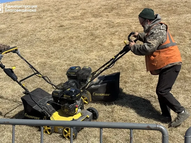 Ремонт спортивных площадок и подкормка травы: Благовещенскую набережную готовят к летнему сезону