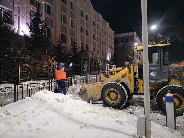 В Благовещенске ГСТК очистил Горького и Ленина от снега