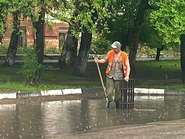 Специалисты ГСТК бросили все силы на откачку луж в Благовещенске