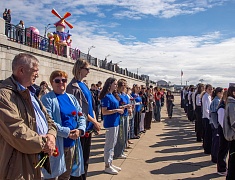 На Амуре прошла традиционная акция «Цветы на воде»